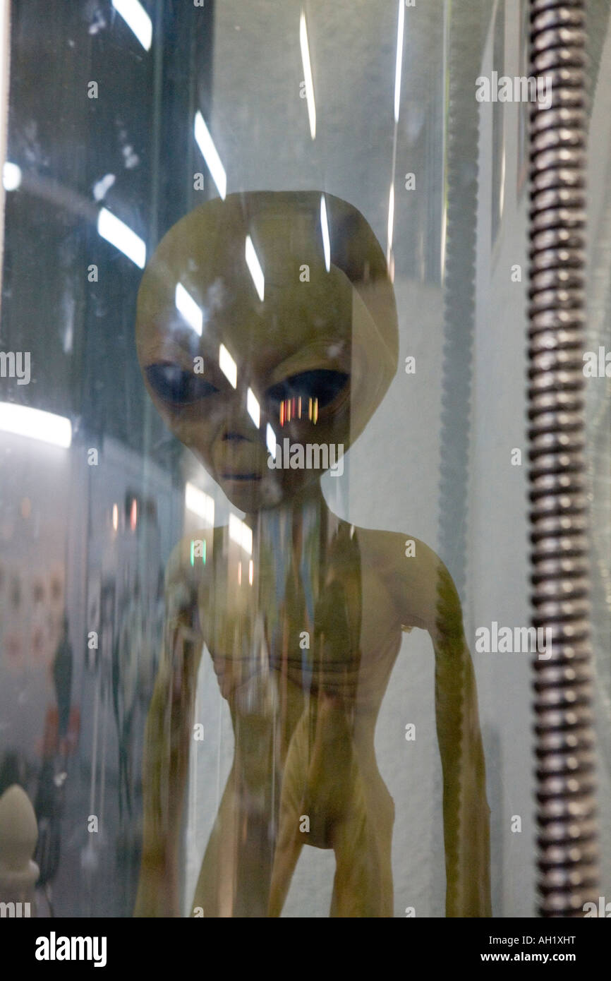 Un modelo extranjero en el Museo ovni en Roswell, Nuevo México, donde una nave extraterrestre se habrían bloqueado Foto de stock