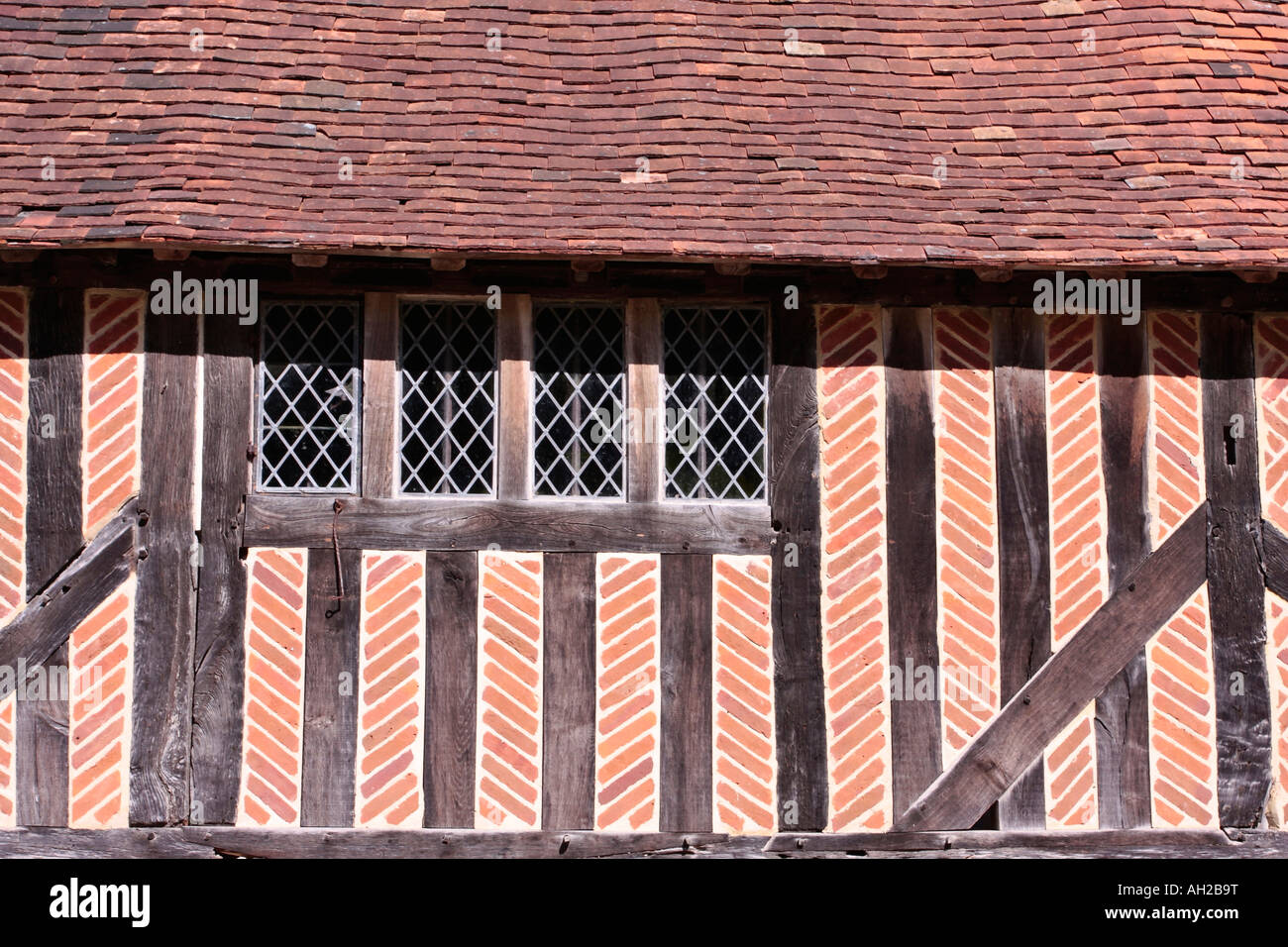 Edificio medieval con marco de madera con enlace de espiga utilizado como relleno en la fachada frontal, Weald y Downland Open Air Museum, Singleton, Sussex. Foto de stock