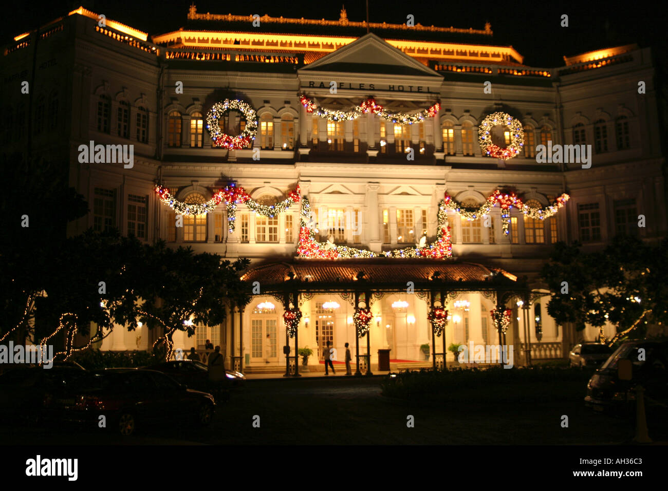 Navidad en el famoso hotel de 5 estrellas El Hotel Raffles, en Singapur, que lleva el nombre de Sir Francis Stamford Raffles, el fundador de la ciudad Foto de stock