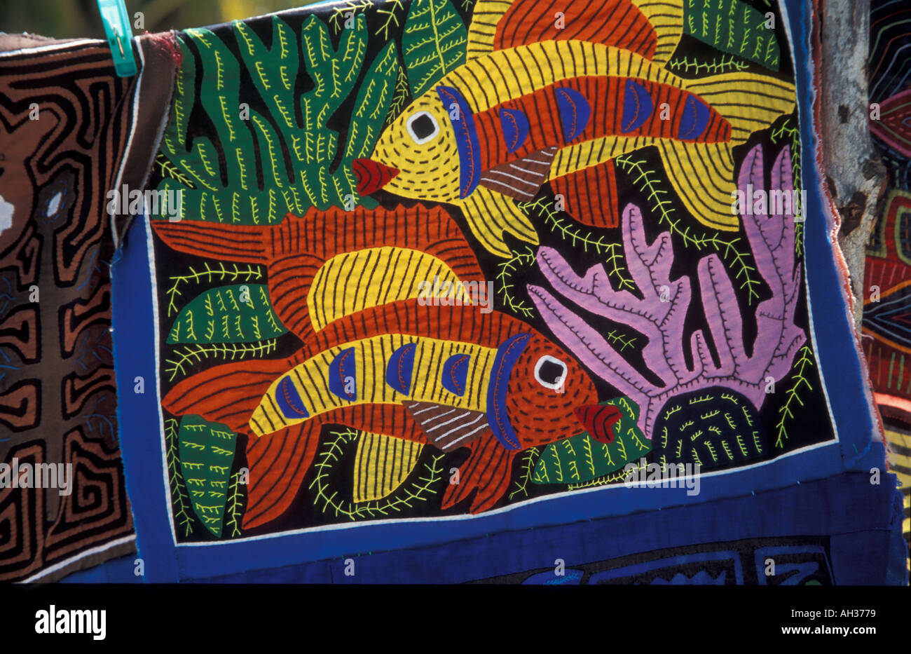 Coloridas Molas una blusa tradicional en la pantalla para la venta en las islas de San Blas, realizados por los Indios Kuna de Panamá mujeres Foto de stock