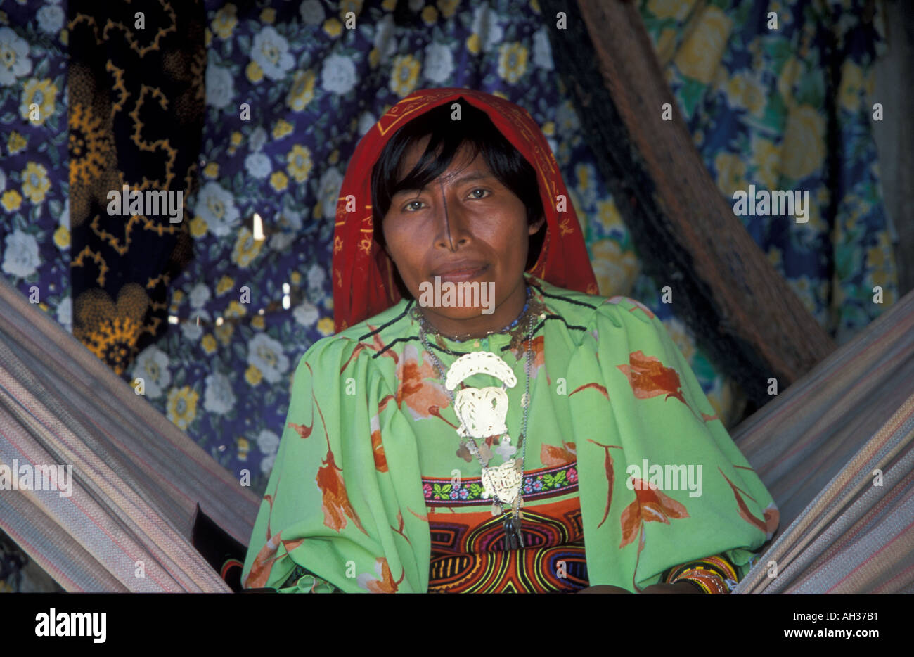 Los indios Kuna mujer sentada en una hamaca en el interior de su cabaña en las islas de San Blas Foto de stock