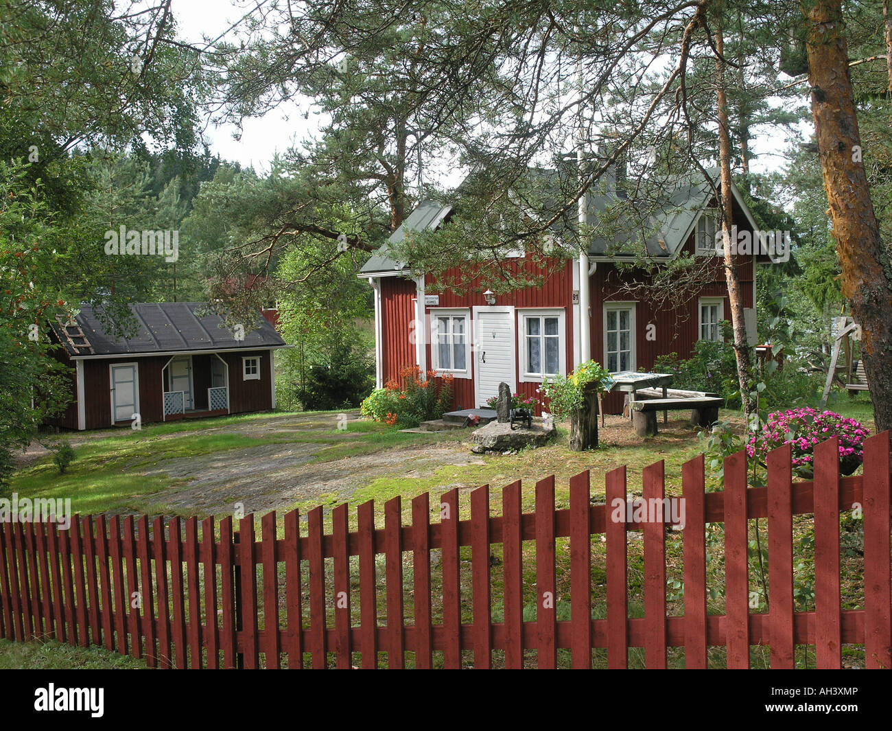 Tradicional casa de madera roja Kannuskoski cerca de Kouvola Finlandia Foto de stock