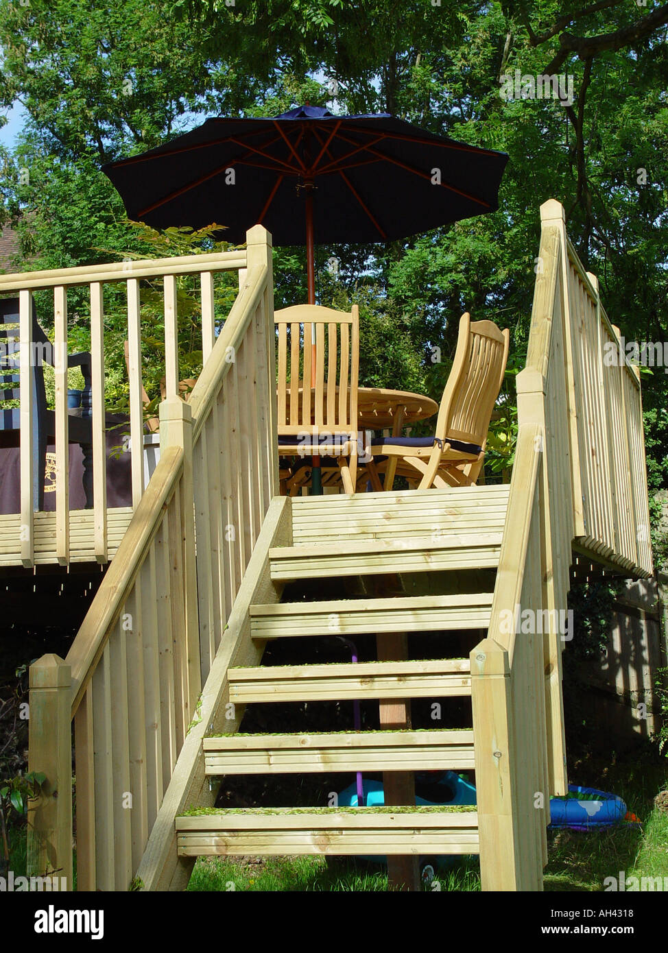 Decking escalera desde el jardín deck en el jardín incluye barandillas Foto de stock