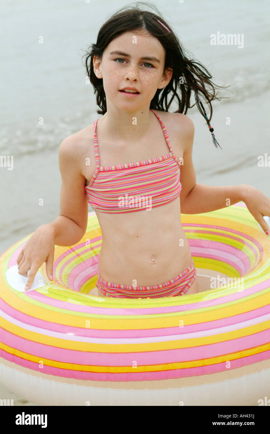 11 12 años bikini fotografías e imágenes de alta resolución - Alamy