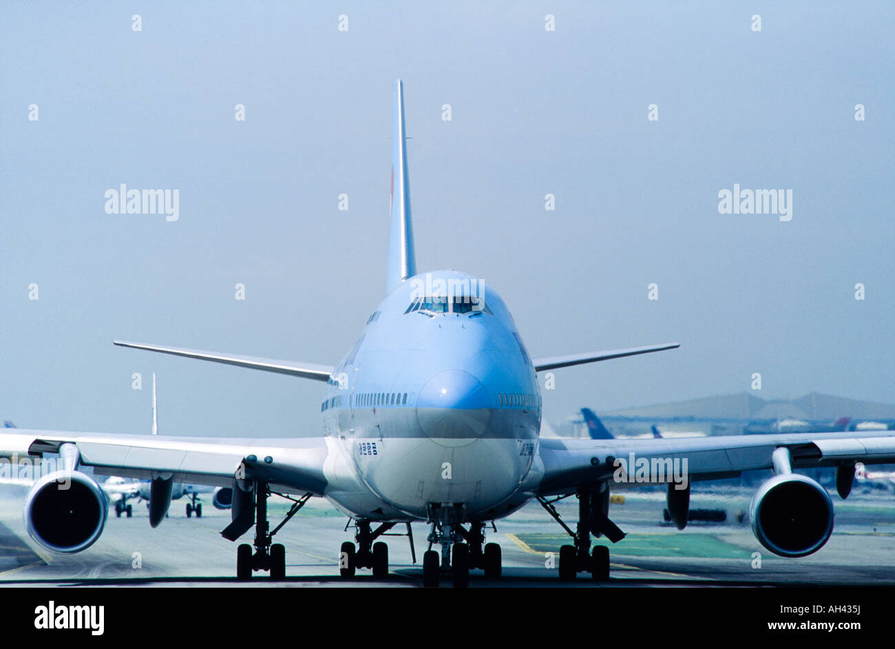 Avión comercial sobre la pista de aterrizaje del Aeropuerto Internacional Ohare, Chicago, Illinois Foto de stock