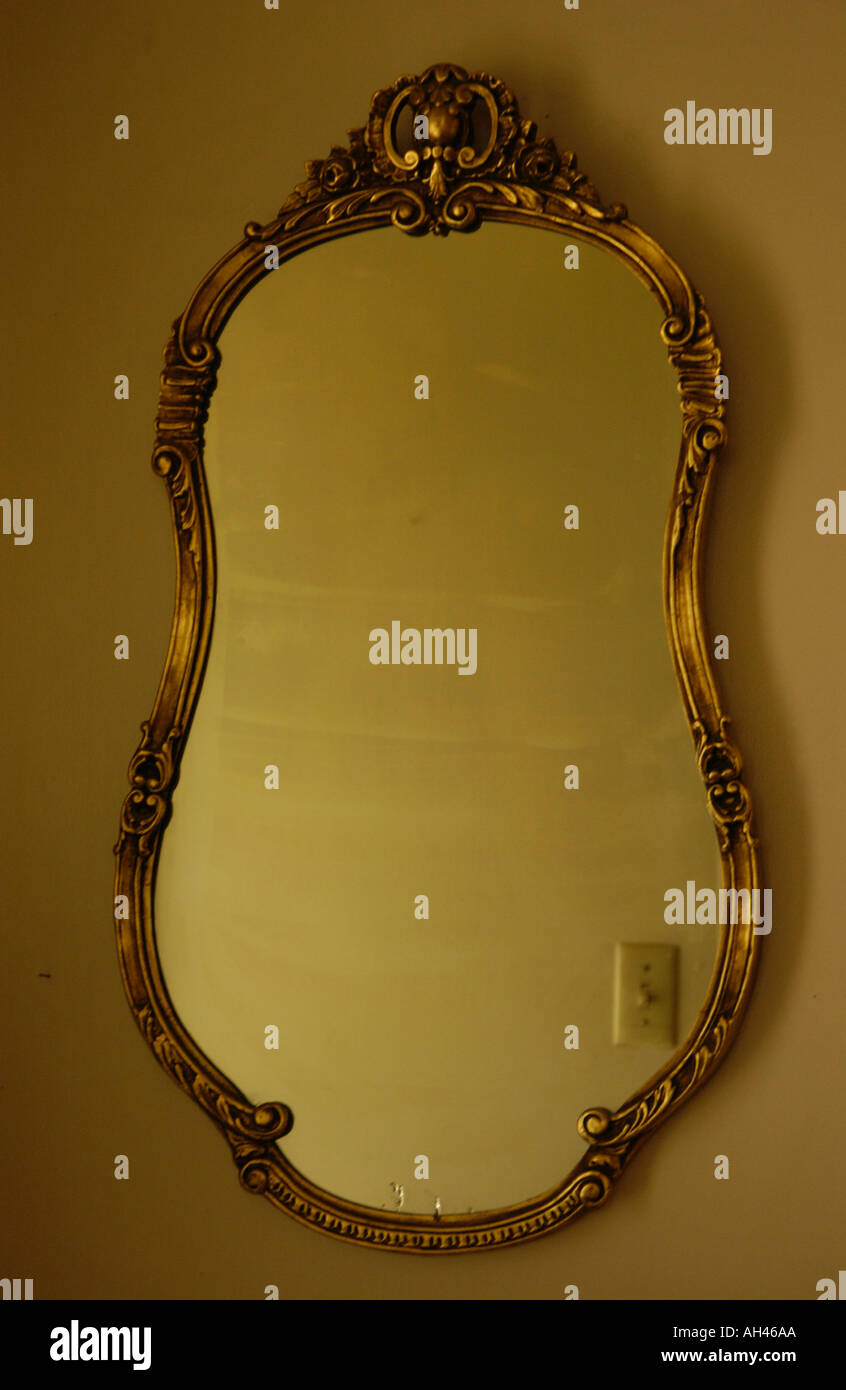 Espejo ovalado fotografías e imágenes de alta resolución - Alamy