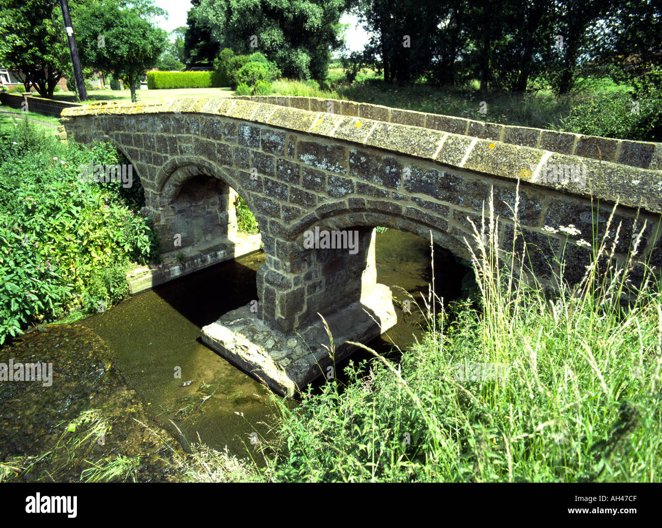 Oriente Rasen Lincolnshire UK restaurados y preservados Packhorse puente que cruza el río rase Foto de stock