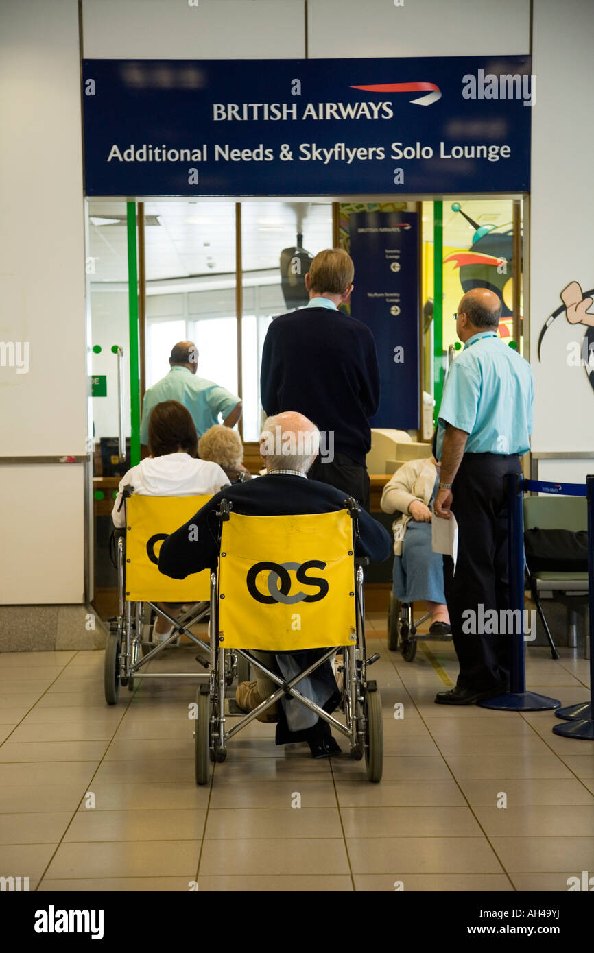 Pasajeros discapacitados esperar a bordo de un vuelo en el aeropuerto de Heathrow Terminal 4 UK Foto de stock