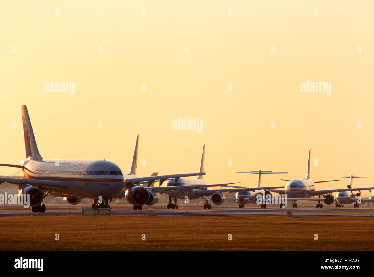 Avión comercial sobre la pista de aterrizaje, el Aeropuerto Internacional de Miami, Miami, Fl. Foto de stock