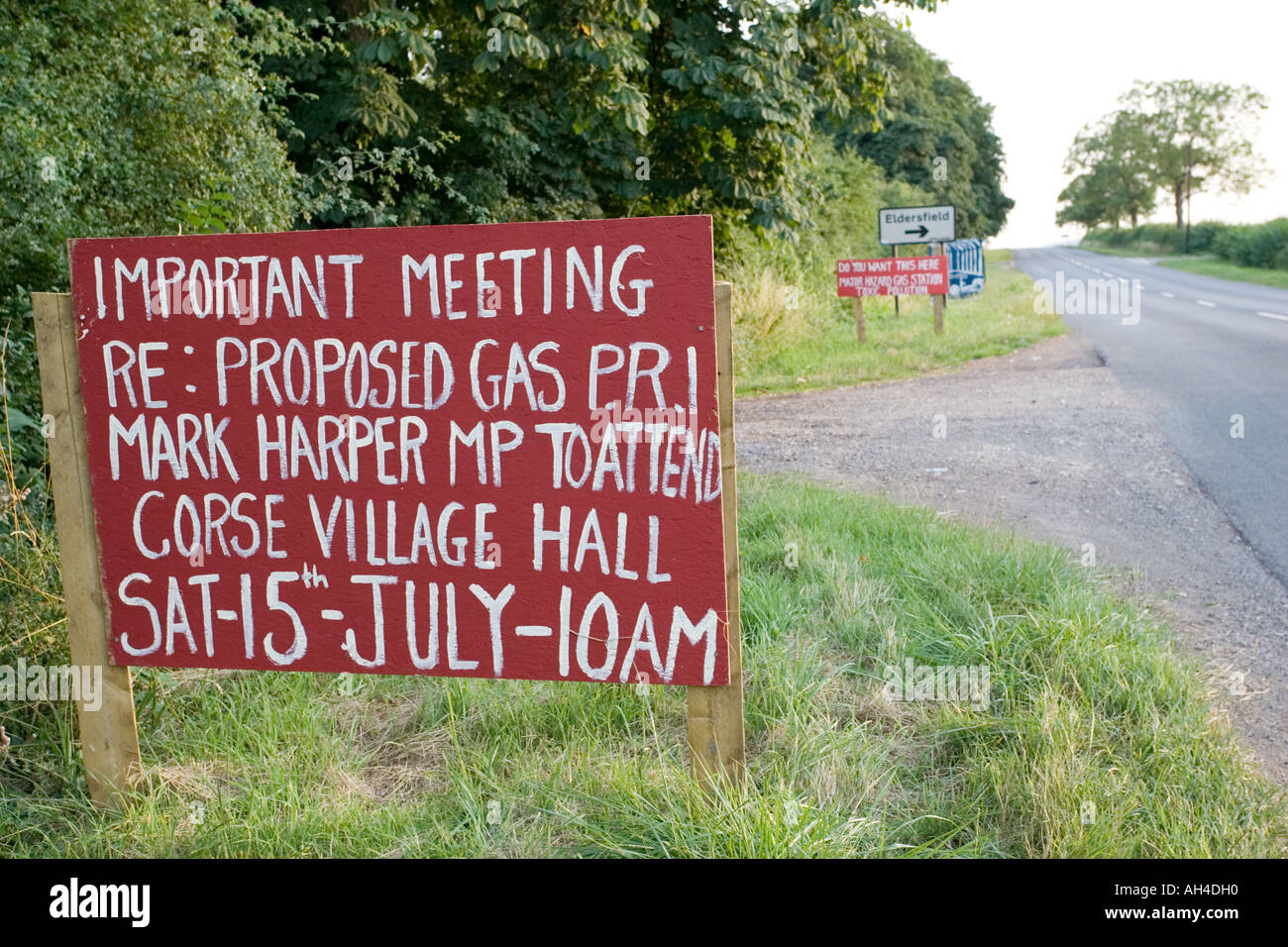 Signo de protesta en la carretera anunciando MP Asistir a reunión de protesta contra el proyecto de almacenamiento de gas Corse PRI Césped UK Foto de stock