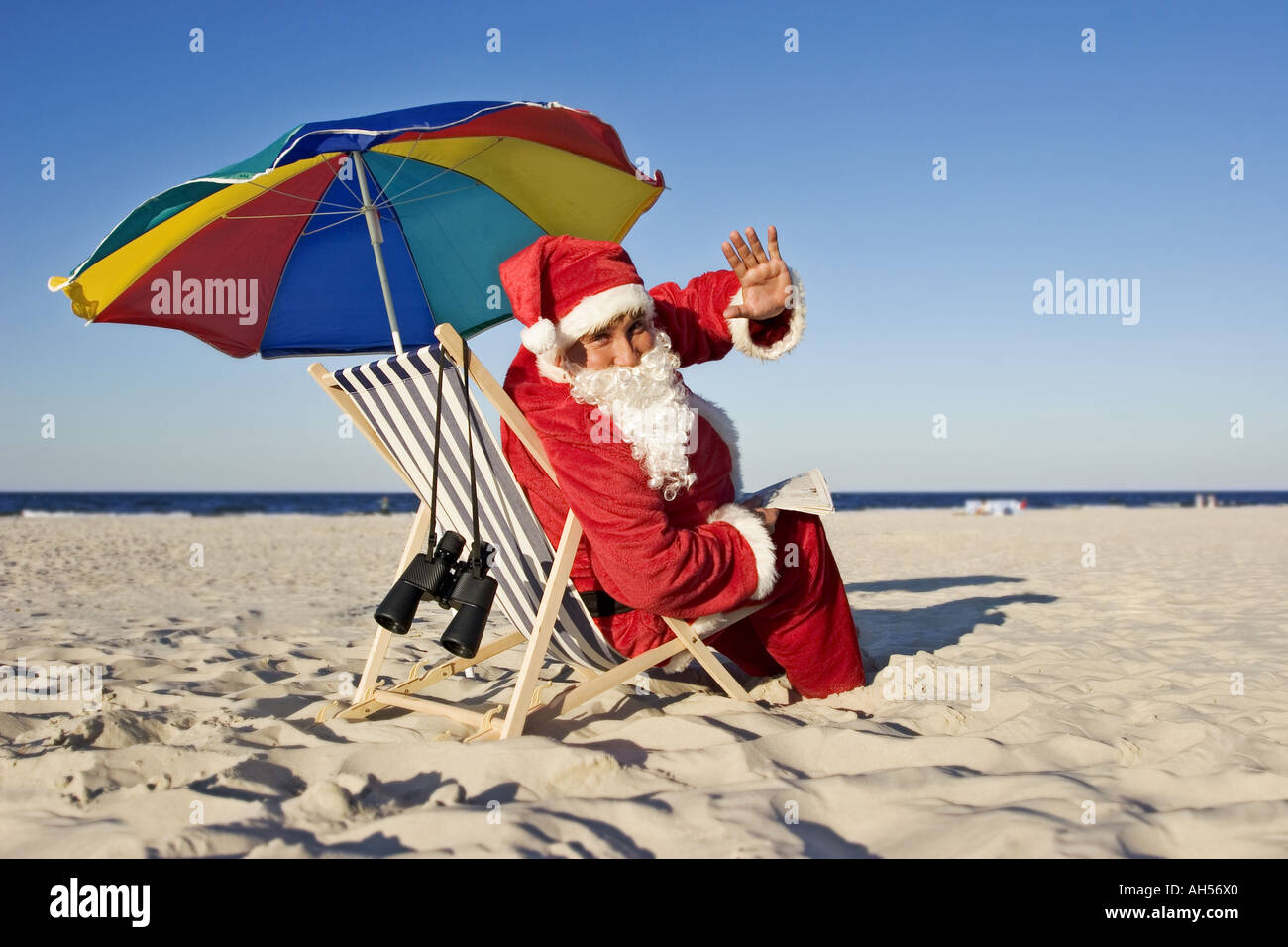 Playa de arena al aire libre día de verano en alta mar disfraz vestir  pantalones cap santa claus Navidad tradición joven barba paraguas  Fotografía de stock - Alamy