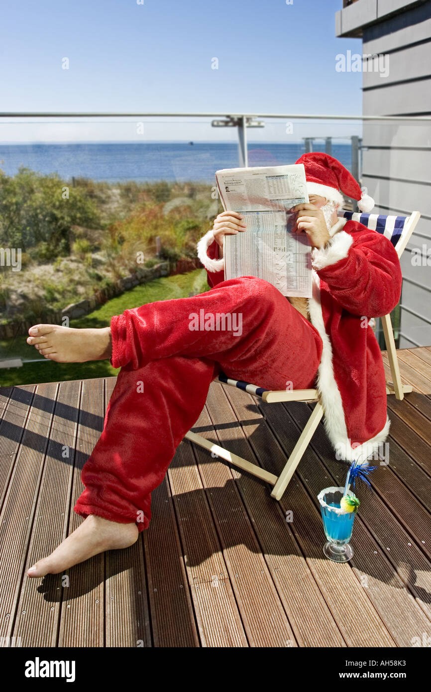 Piscina de agua de mar día terraza verano hombre joven disfraz vestir chaqueta  roja pantalones cap santa claus Navidad tradición sentarse beber Fotografía  de stock - Alamy