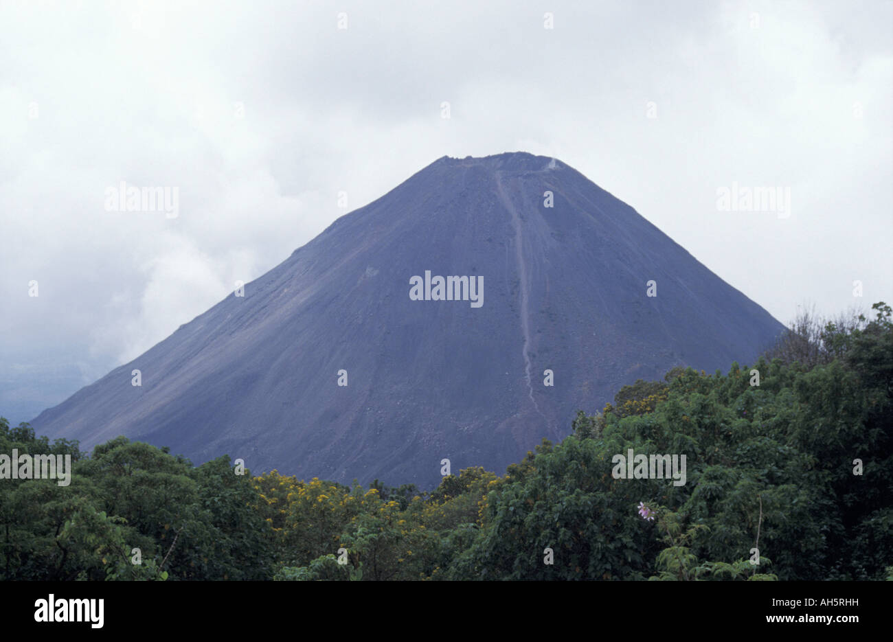 Volcán Izalco, un volcán en el Parque Nacional Cerro Verde, El Salvador
