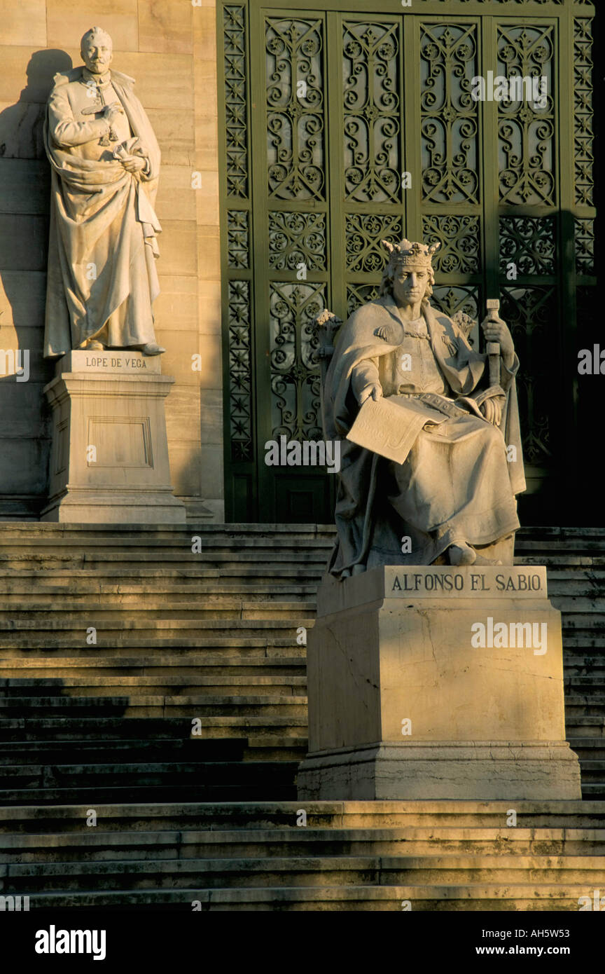 Estatuas de la Biblioteca Nacional de Madrid España Europa Foto de stock