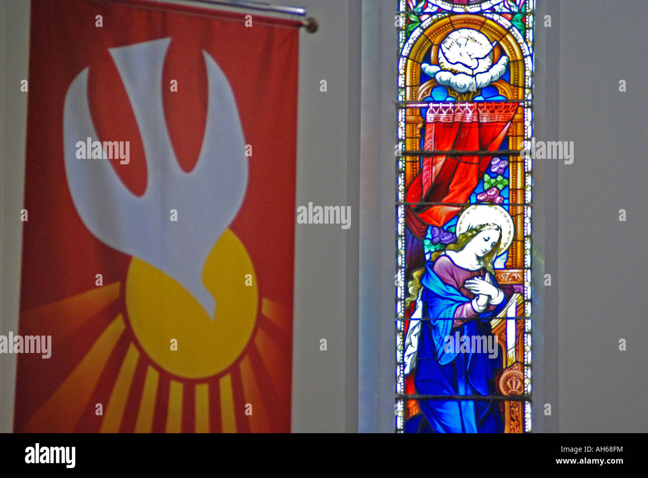 Un banner moderno que simboliza el Espíritu Santo contrasta con