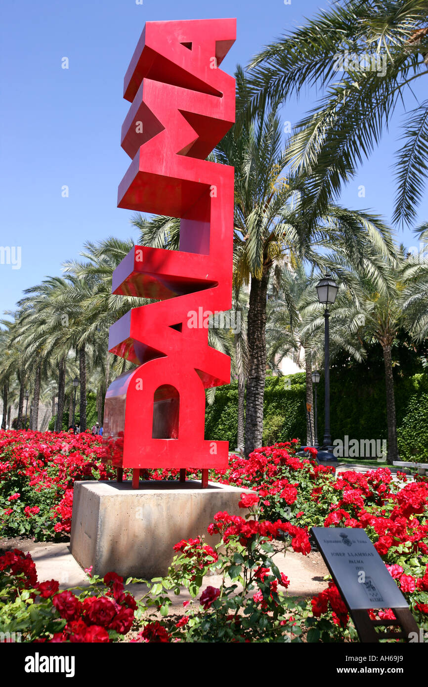 Palma escultura vertical signo en Av.de Gabriel Roca con palmeras