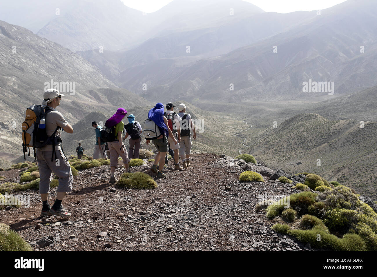 Excursionistas en la meseta Tarkedit Región Alto Atlas de Marruecos Foto de stock