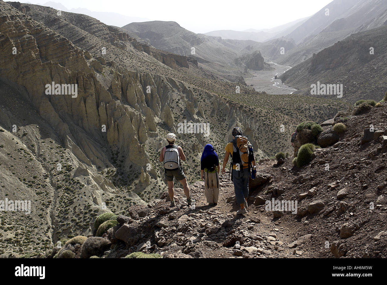 Los excursionistas en el valle de Oulilimt Región Alto Atlas de Marruecos Foto de stock