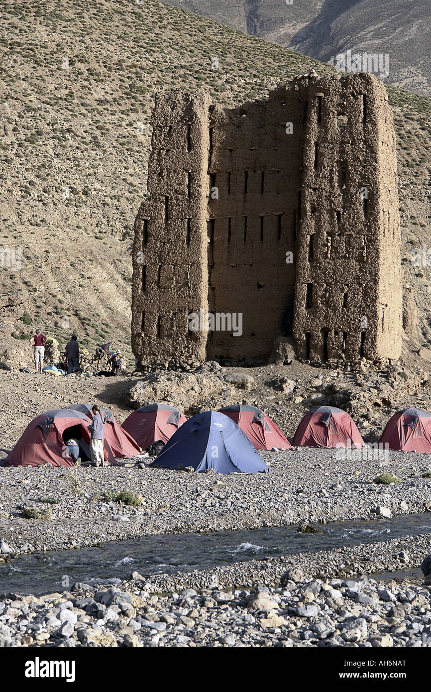 Senderismo en Marruecos senderismo campamento en frente de Tighremt N Ait Ahmed ruinas de un antiguo granero colectivo Foto de stock