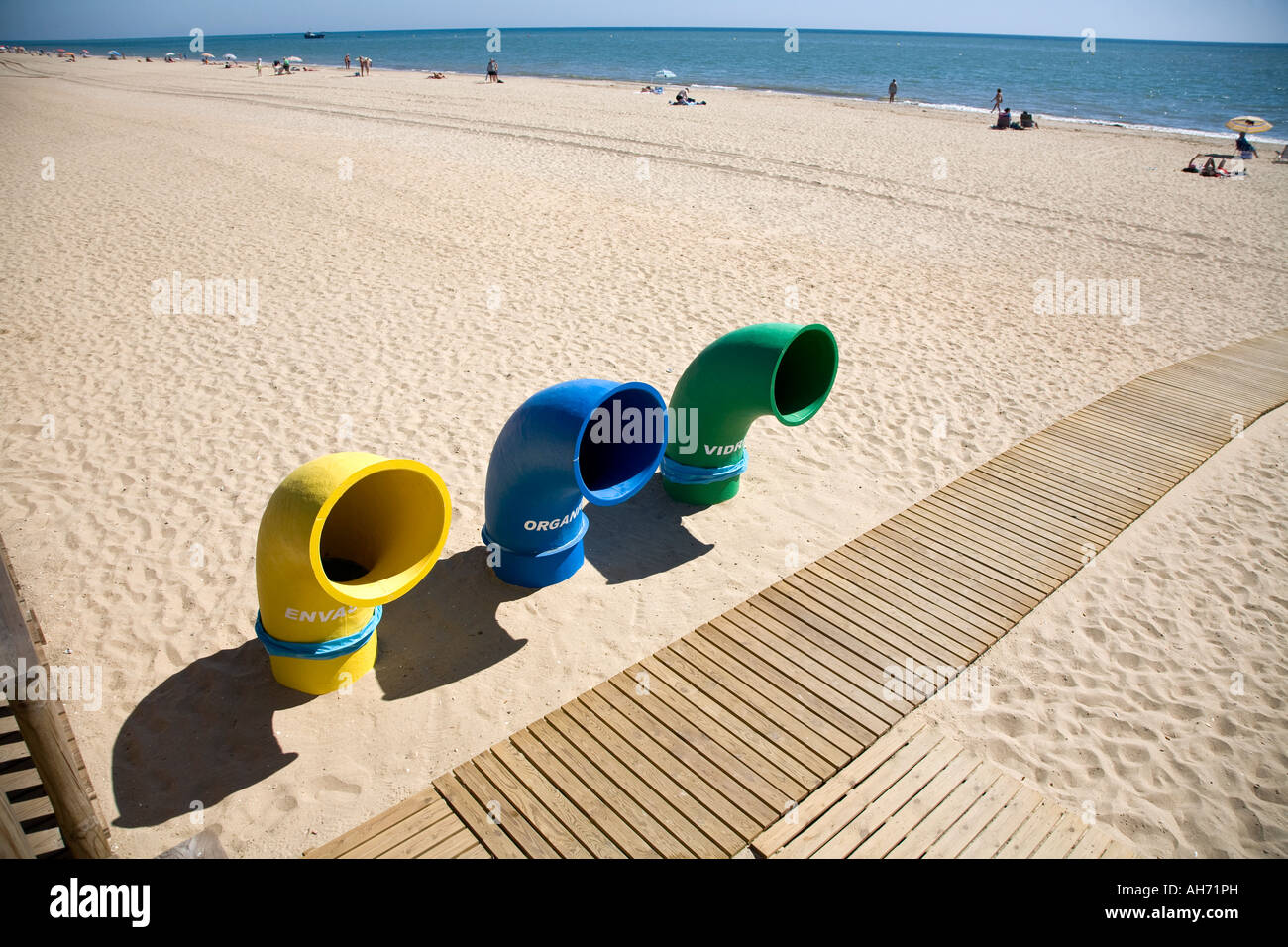Papeleras de reciclaje de plástico en una playa de la Costa de la luz  islantilla España Fotografía de stock - Alamy