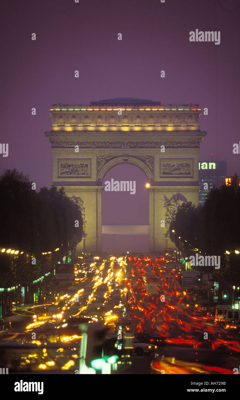 Arc de Triomphe Champs Elysee de noche París Francia Foto de stock