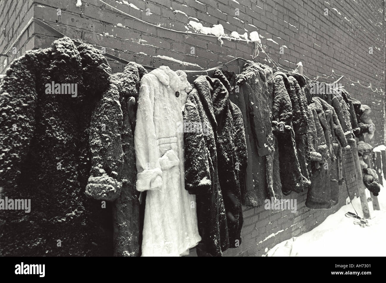 Los abrigos de pieles para la venta en el mercado de Siberia Foto de stock