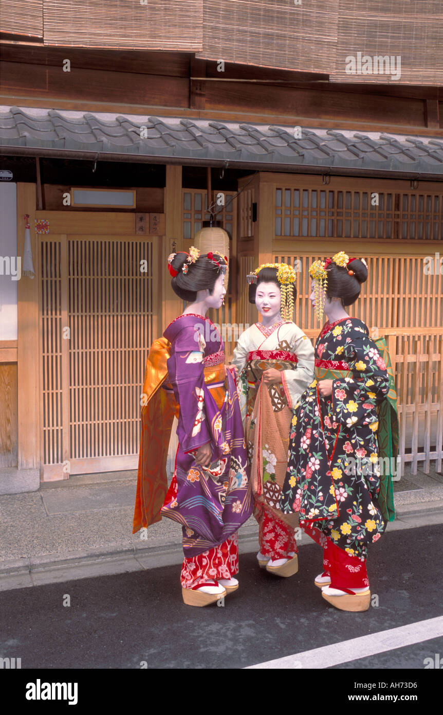 Vestido de estilo kimono fotografías e imágenes de alta resolución - Página  7 - Alamy