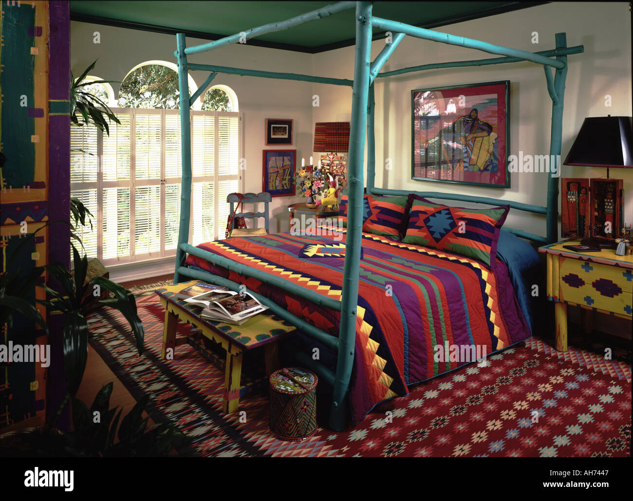 Dormitorio cama colorida alfombra bedpost rojo verde mexicana ventanas con  persianas Fotografía de stock - Alamy