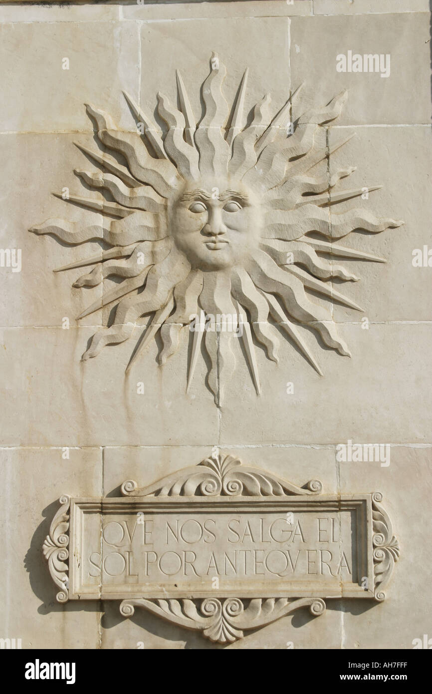 Antequera Malaga Provincia España símbolo del sol en una fuente que dice  que el Sol sale por Antequera Fotografía de stock - Alamy