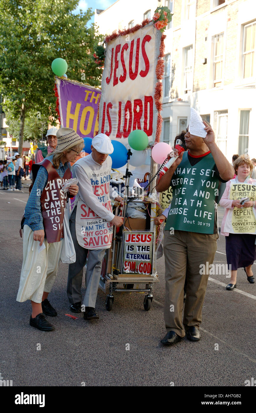 Grupo de culto religioso defiende la predicación y difundir su palabra a través de la calle de Londres. Foto de stock