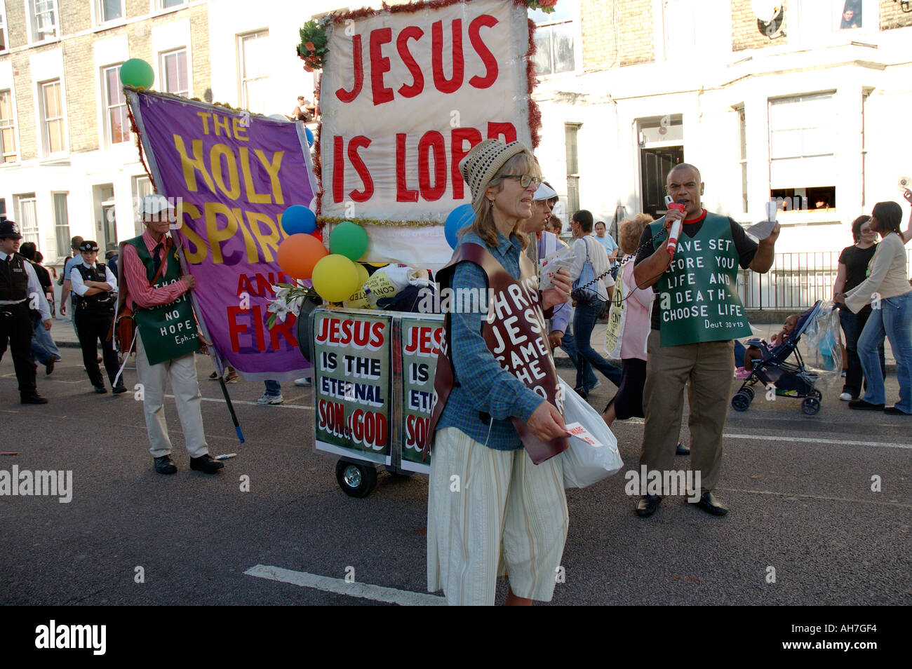 Grupo de culto religioso defiende la predicación y difundir su palabra a través de la calle de Londres. Foto de stock