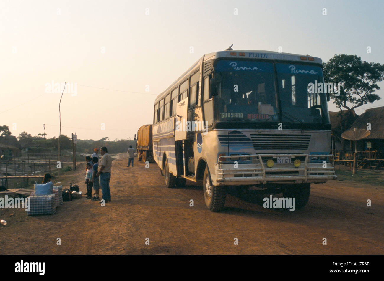 Parada de bus cerca Guayaraerin Bolivia América del Sur Fotografía de stock  - Alamy