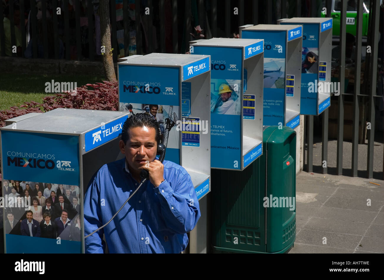 Los Clientes Utilizan Los Telefonos Publicos En Frente De La Sede En La Ciudad De Mexico Telmex Fotografia De Stock Alamy