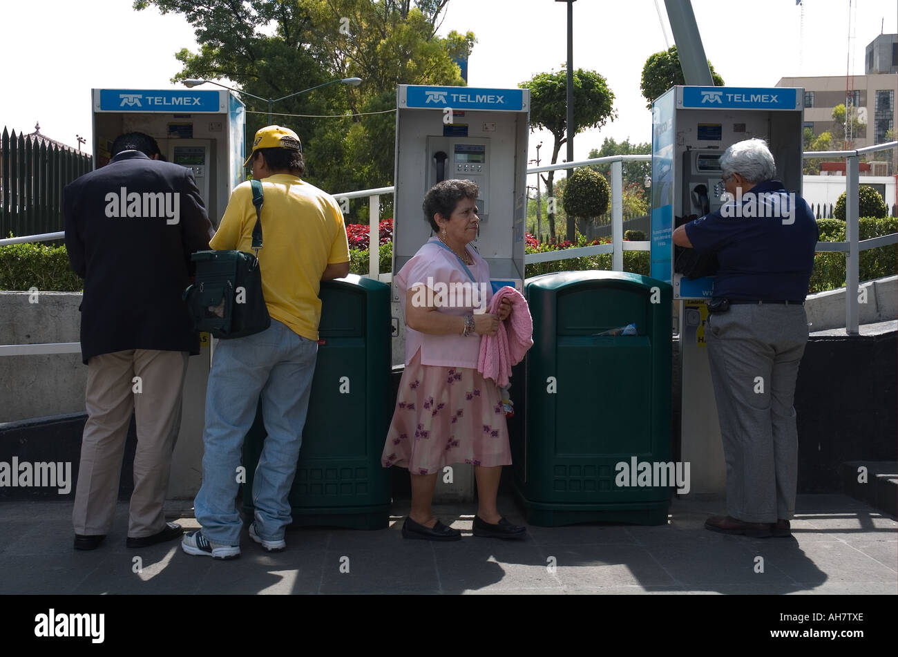 Los Clientes Utilizan Los Telefonos Publicos En Frente De La Sede En La Ciudad De Mexico Telmex Fotografia De Stock Alamy