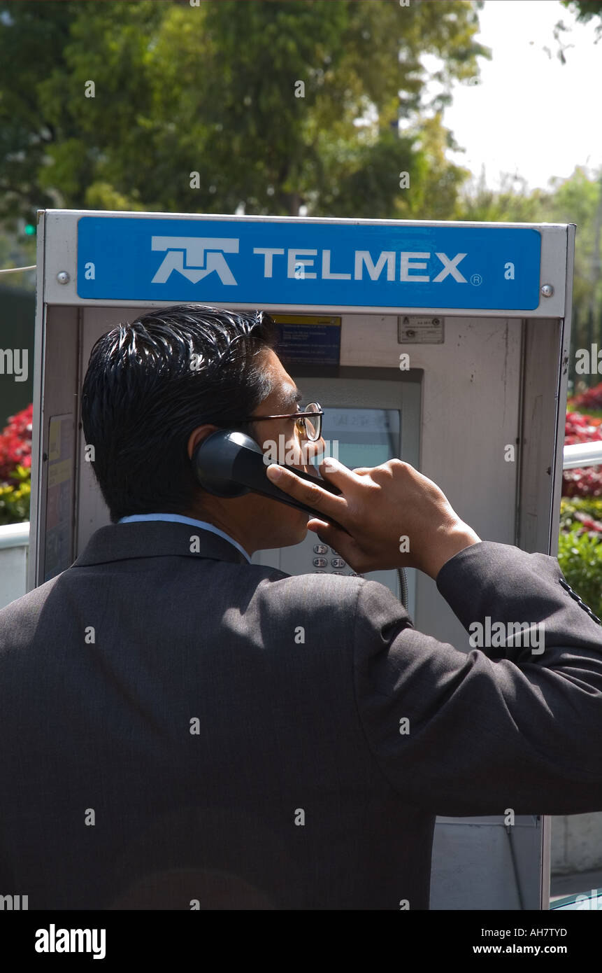 Los Clientes Utilizan Los Telefonos Publicos En Frente De La Sede En La Ciudad De Mexico Telmex Fotografia De Stock Alamy