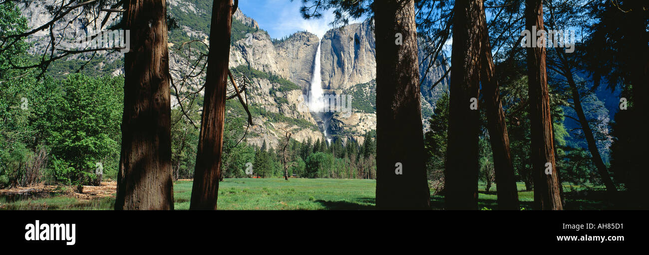 Cataratas de Yosemite superior e inferior en la primavera Foto de stock