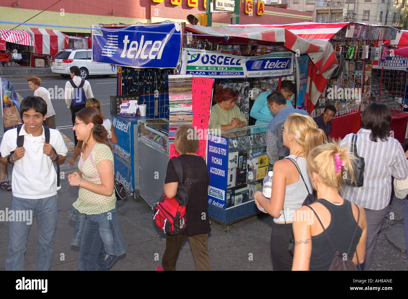 Las cabinas de teléfonos Telcel vender tarjetas y accesorios se encuentra  en las esquinas de las calles en toda la ciudad de México Fotografía de  stock - Alamy