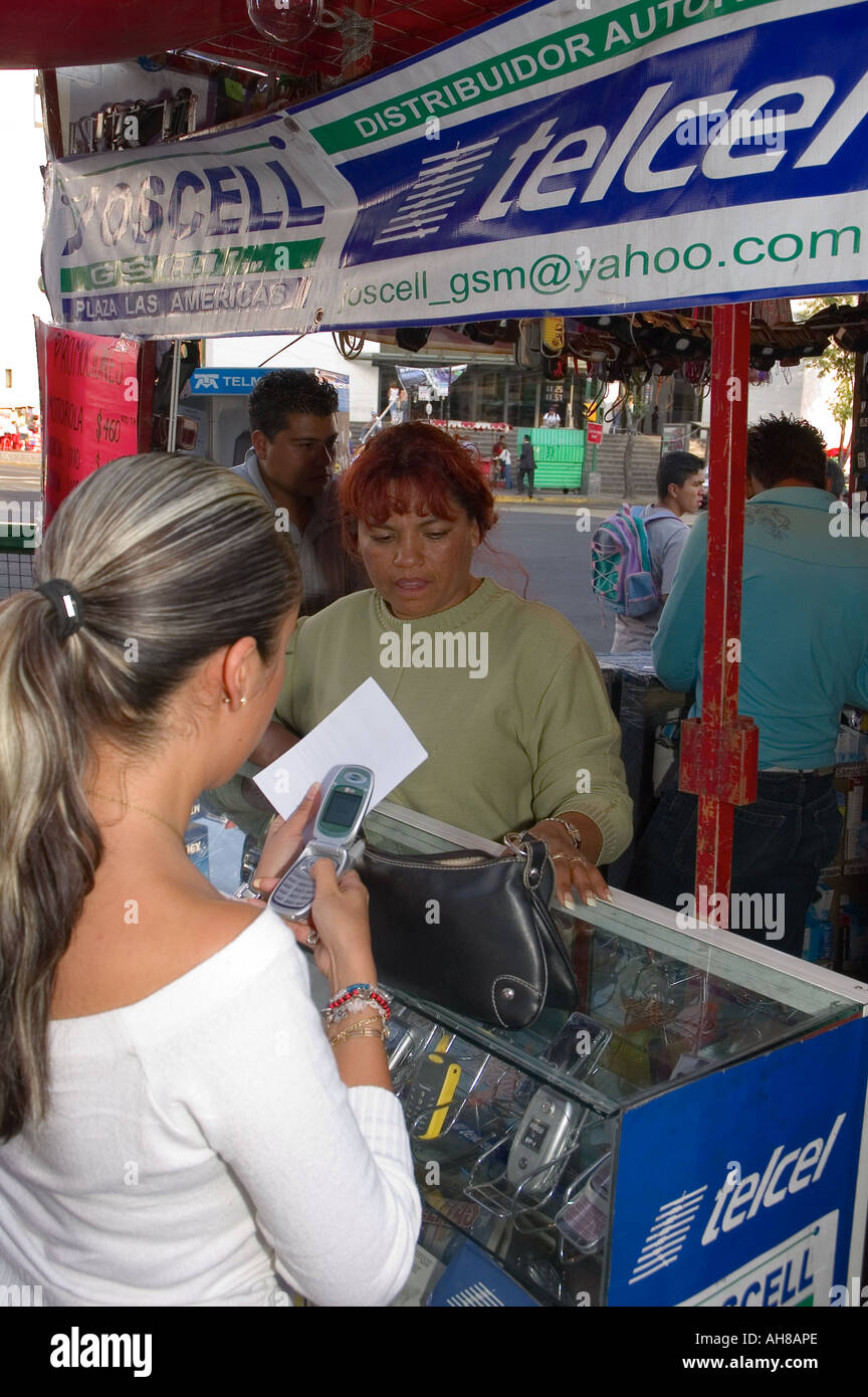 Las cabinas de teléfonos Telcel vender tarjetas y accesorios se encuentra  en las esquinas de las calles en toda la ciudad de México Fotografía de  stock - Alamy
