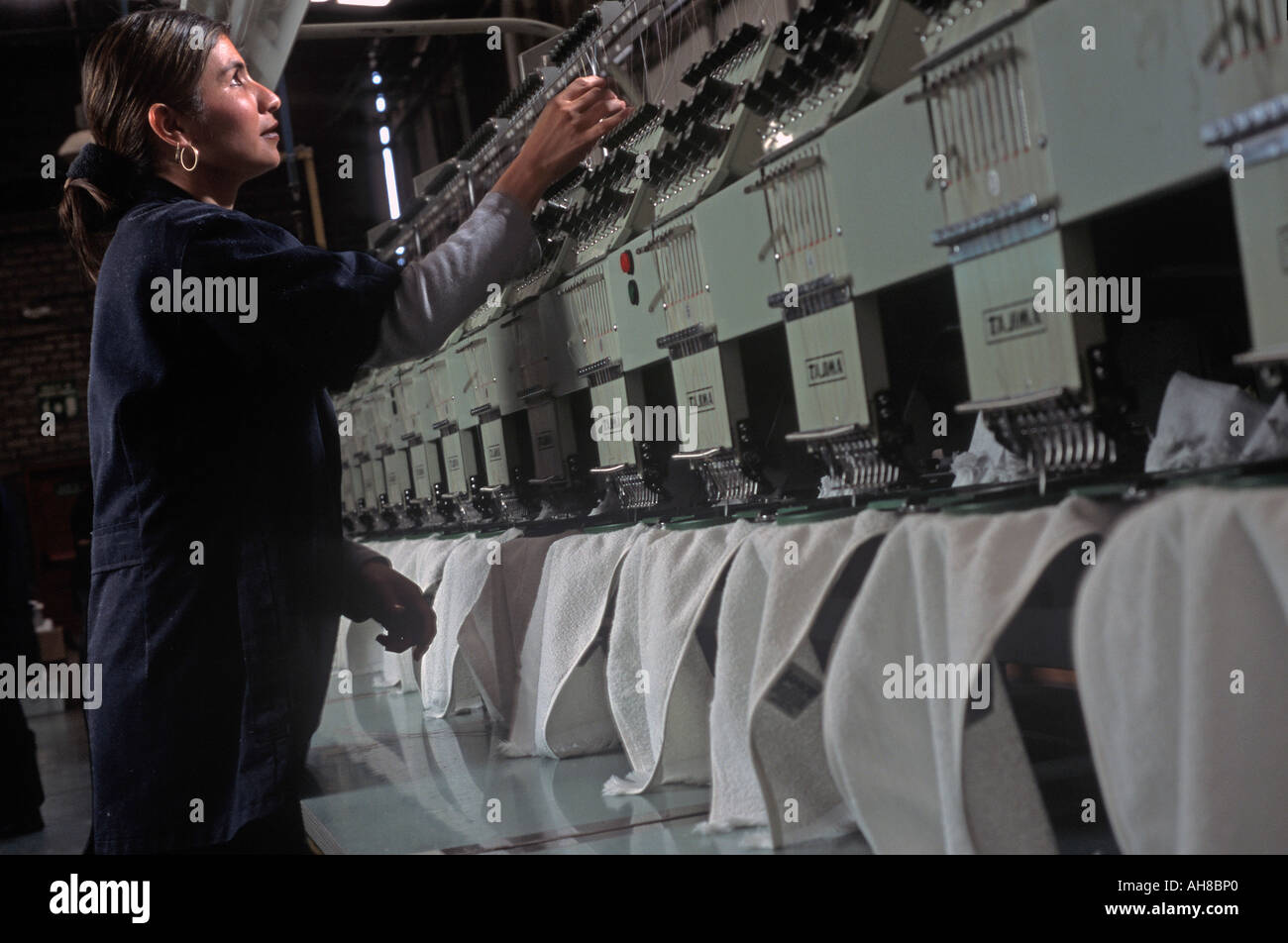 Una mujer trabaja un telar automático en la planta de toallas Hilasal en  Guadalajara, México Fotografía de stock - Alamy