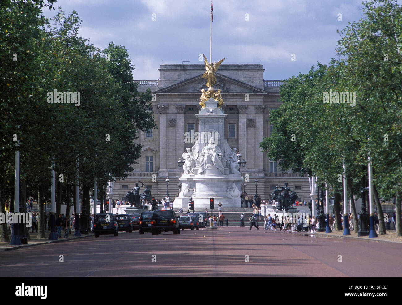 Una vista del Palacio Buchingham desde el Mall en el centro de Londres Foto de stock