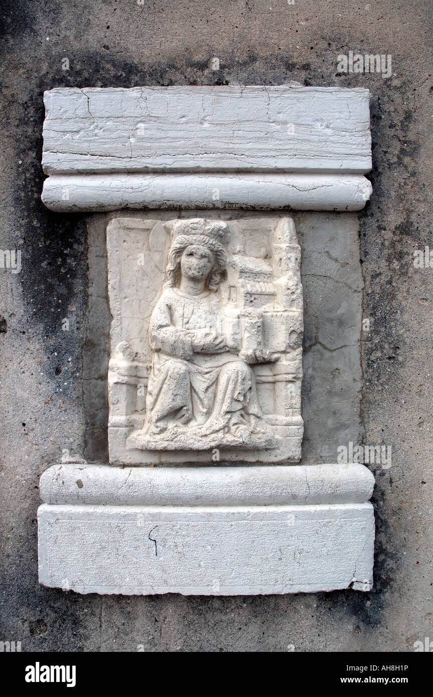 Icono de piedra antigua de San Euphemia conservado en la pared exterior de su catedral en Rovinj Istria Croacia Foto de stock