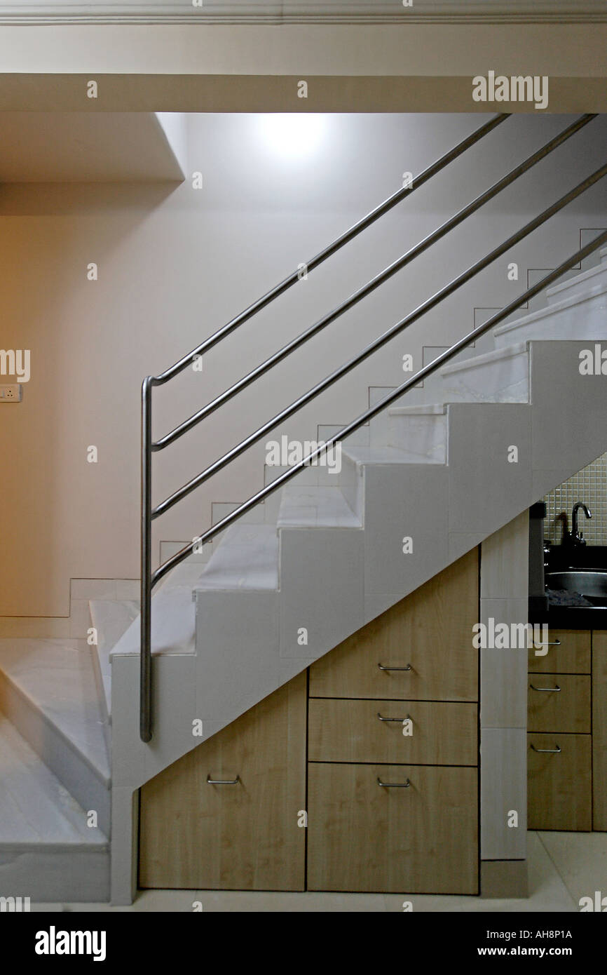 Cajones debajo de escaleras que suben en casa Fotografía de stock - Alamy