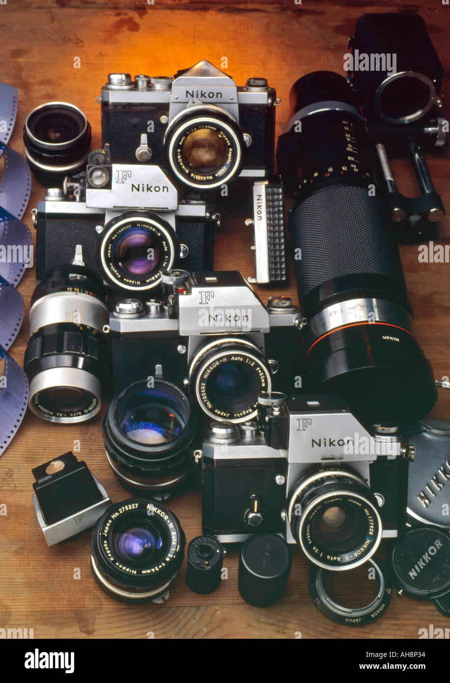 Las cámaras SLR de Nikon F Cuerpos lentes gran angular tele lente fotográfica prisma film finder cap Evolución de la fotografía Foto de stock