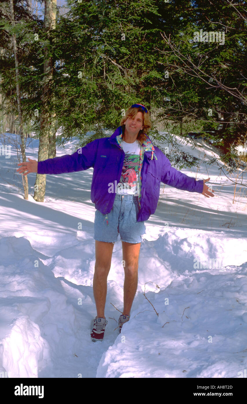 Los 40 años de edad adulta en pantalones cortos en la nieve en vacaciones  de esquí. Bessemer Quiebrahacha Michigan USA Big Powderhorn Ski Area  Fotografía de stock - Alamy