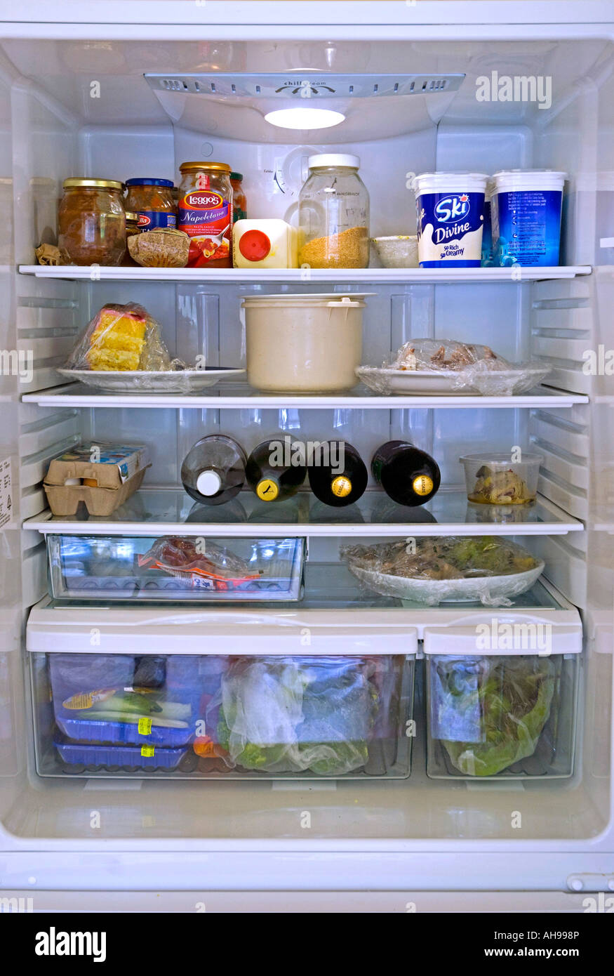Refrigerador doméstico con comida, vino y cerveza Fotografía de stock -  Alamy