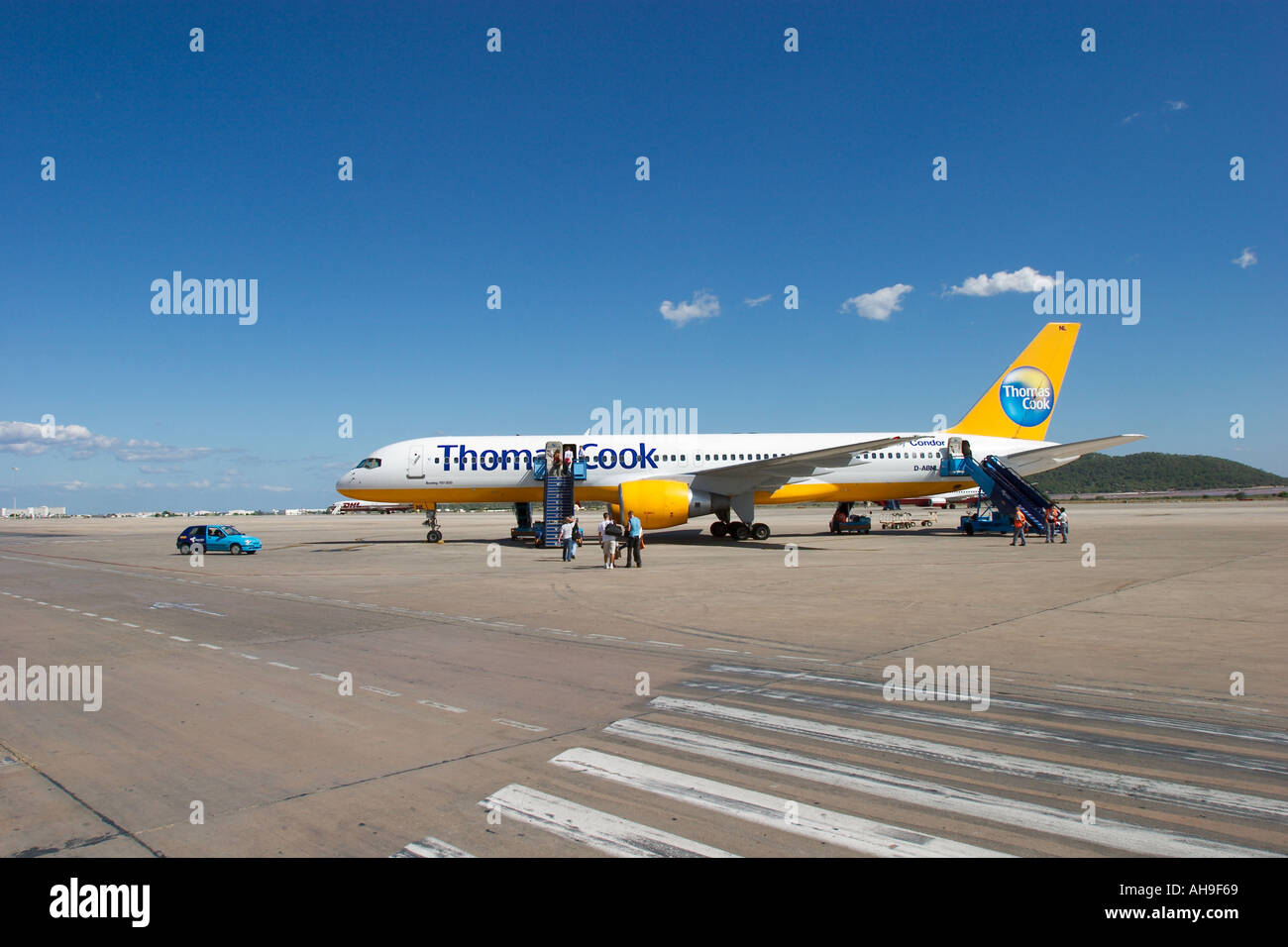 Aeropuerto internacional con avión de Thomas Cook Airlines en Ibiza Foto de stock