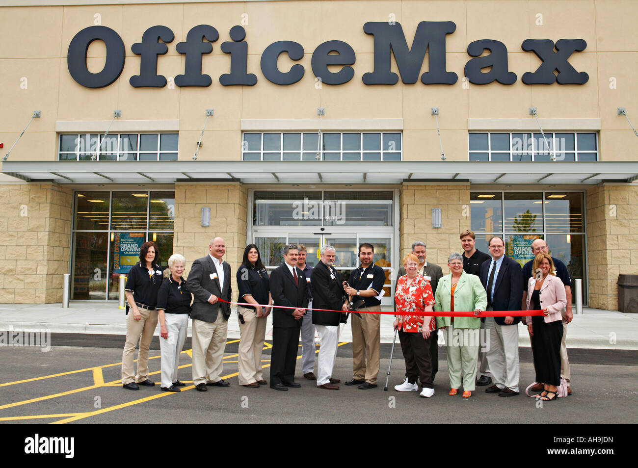 Caso Hoffman Estates, Illinois a empleados de tiendas mantenga cinta roja y  tijeras de gran apertura de OfficeMax store Fotografía de stock - Alamy