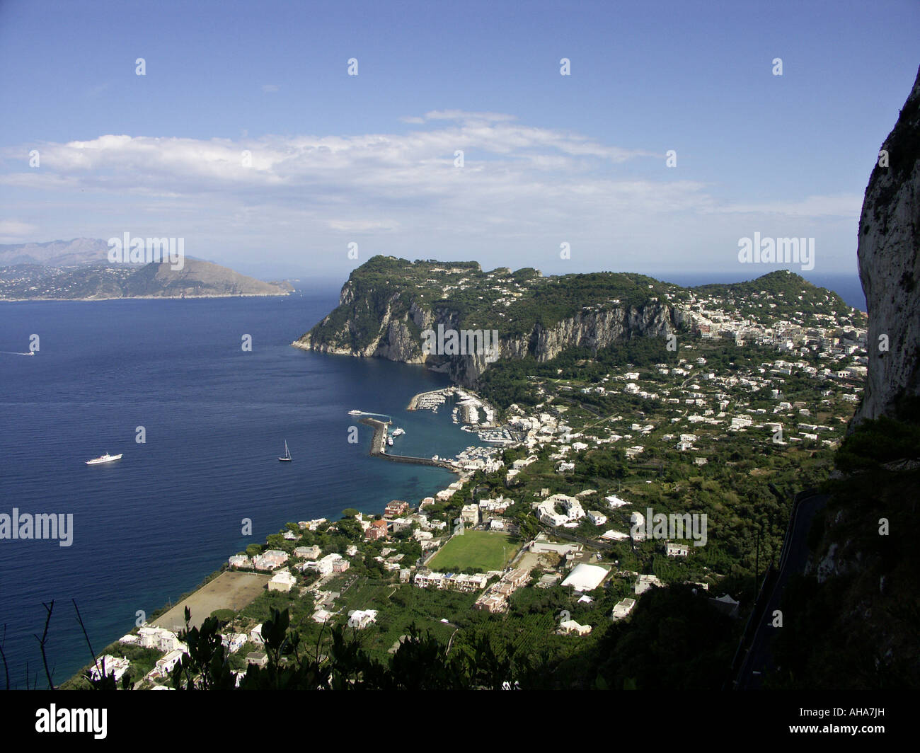 Capri, Italia. Vistas del puerto (Marina Grande) desde la carretera hasta  Anacapri. La península de Sorrento se puede ver a distancia Fotografía de  stock - Alamy