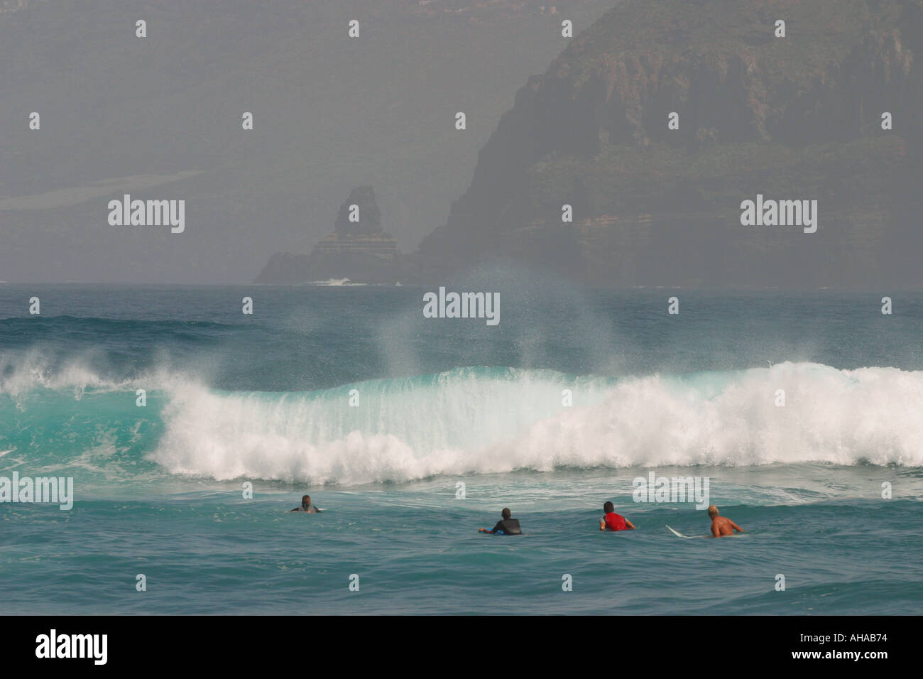 Surfing puerto de la cruz fotografías e imágenes de alta resolución - Alamy