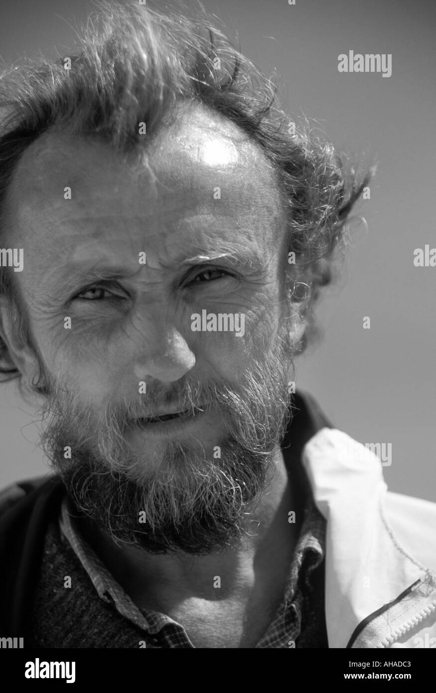 Foto Hombre blanco anciano de ochenta años de edad con uniforme de